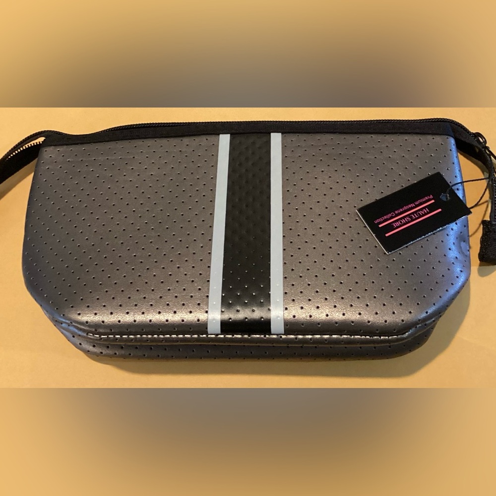 NWT Women’s Haute Shore Neoprene Gray/Silver Cosmetic Case Zip Accessory Bag